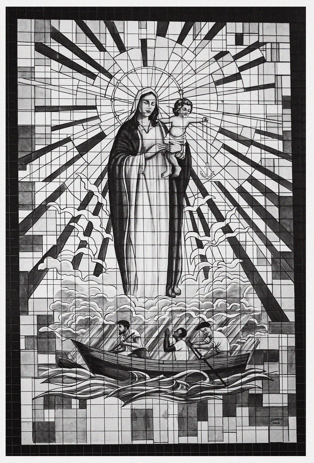 Imagem 1 da Galeria de Fotos. Audiodescrição: Painel artístico em azulejos, em estilo monocromático (preto, branco e tons de cinza), com moldura escura ao redor. A composição representa uma cena religiosa e marítima em perspectiva frontal e simétrica. No centro da imagem, a figura de Nossa Senhora dos Navegantes aparece em destaque, de pé sobre nuvens. Ela tem expressão serena, cabelos soltos e veste manto escuro sobre túnica clara. No braço esquerdo segura o Menino Jesus, nu, que olha para o lado e estende a mão direita segurando um pequeno escapulário com uma âncora pendente — símbolo associado à proteção dos navegantes. Ambas figuras sagradas estão envoltas por um halo radiante que se expande em feixes de luz por todo o fundo do painel, criando uma aura de santidade e poder espiritual. Ao redor do halo, nuvens completam o ambiente celestial. Na parte inferior da composição, uma embarcação com pescadores enfrenta ondas agitadas. Há três homens no barco. Os rostos expressam esforço e tensão, com movimentos de remar e gesticular. As águas estão revoltas, representadas por linhas curvas e entrelaçadas, contrastando com a estabilidade das figuras celestiais acima. A assinatura “S. Meireles — 2009” aparece no canto inferior direito, indicando autoria e data do painel.